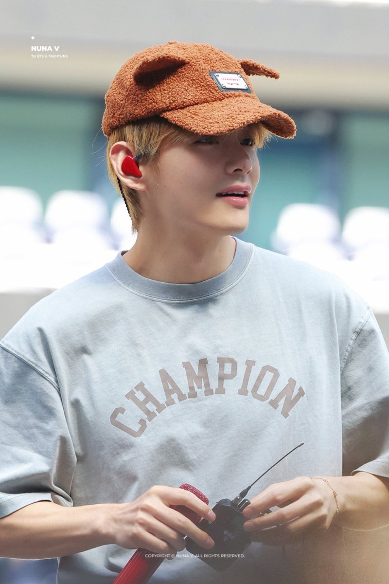 vincentvantata_'s tweet photo. taehyung se viste así de tiernis en el soundcheck para después caer en tanga en el concierto https://t.co/S5YCt3NZj1