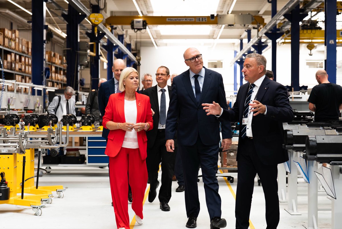 vbs_ddps's tweet photo. Bei @RheinmetallAG in Zürich erhalten Bundesrat Pfister und Verteidigungsministerin @tannerklaudia Einblick in Technologien der bodengestützten Luftverteidigung. Die Schweiz beabsichtigt, hier das System Bodluv KR zu beschaffen. Auch Österreich setzt auf Systeme des Unternehmens. https://t.co/zglZgixTpp