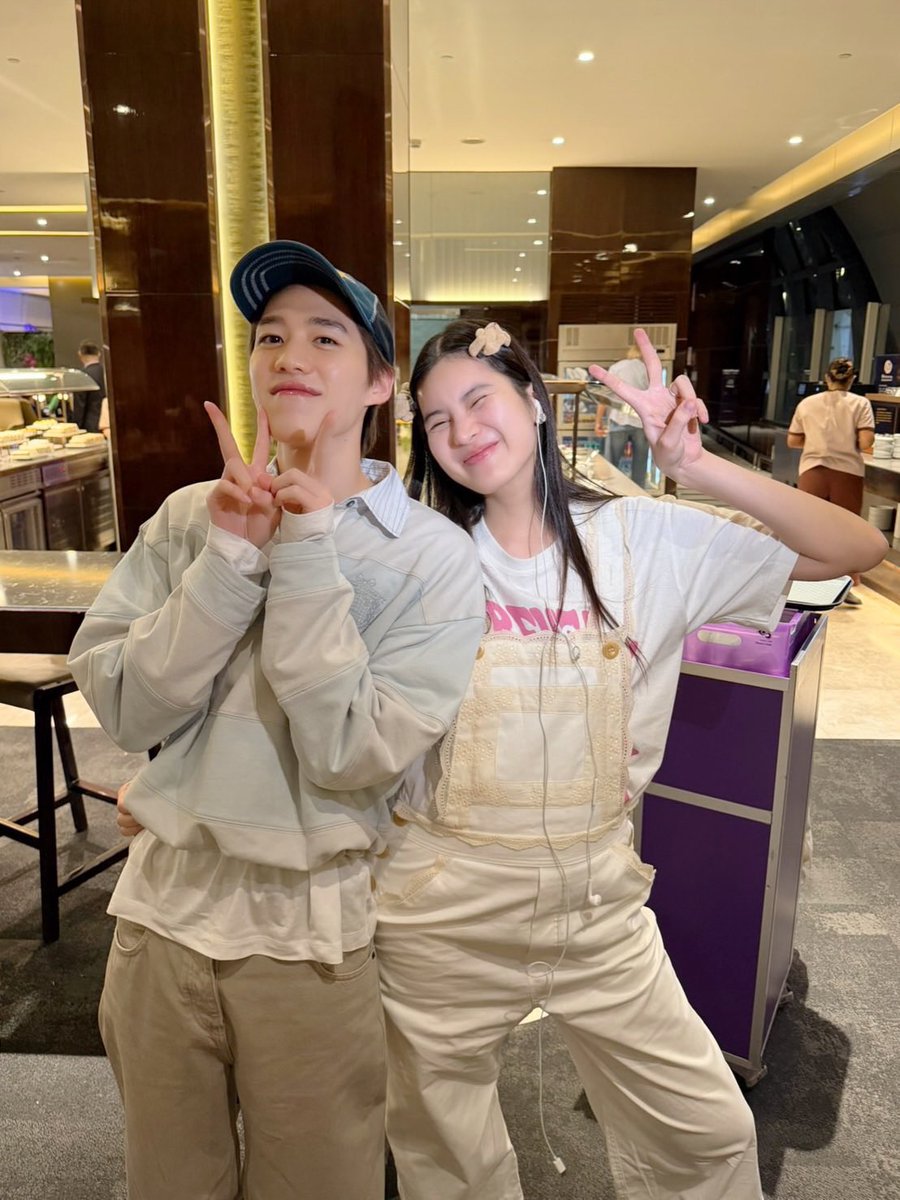 _muffinp's tweet photo. แง้ เหมือนคุณออนจะเจอกับเด่กจิ๋วตอนกำลังไปปารีสเลยคับ แต่มตุวน่ารักเยอะมากๆ ยังเร้กๆจิ๋วง่ะคับ อยากเลี้ยงเร้ก😭🫳🏻

PP KRIT BALENCIAGA GBA  
#PPKRITEnRouteParis 
#BalenciagaxPPKRIT 
#BalenciagaCouture #PPKritt https://t.co/k3ZlQ1gumD