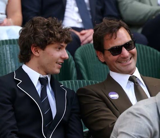 AlertaF1's tweet photo. Andrea Kimi Antonelli aprovechó el viaje a Inglaterra para asistir a Wimbledon y se sentó junto a un señor que sabe mucho de Tenis llamado Roger Federer. https://t.co/qw5TiKhEeD
