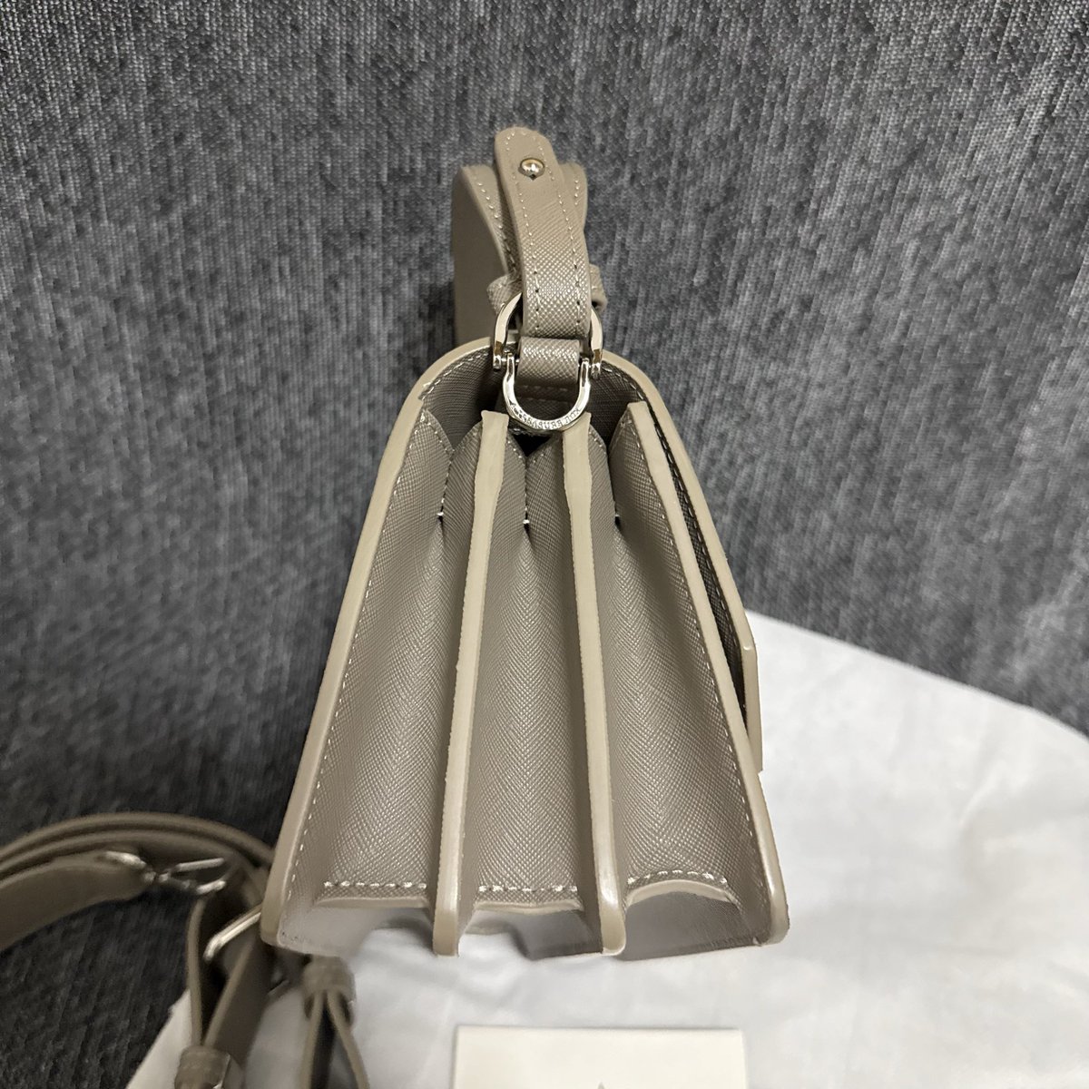 littlecloudnin1's tweet photo. ✨👜 a treasure box : layer S สี taupe 👜✨
📦มีอุปกรณ์ถุงผ้า การ์ด
🏷ส่งต่อ : 1890 รวมส่ง
🧤used like very new ใช้งาน 1 ครั้ง สวยใหม่แทบไม่มีตำหนิ 

#atreasurebox #atreasureboxbag #ส่งต่อatreasurebox #atreasureboxส่งต่อ #ส่งต่อกระเป๋ามือ2 #ส่งต่อatb https://t.co/BsU2T1aIJ6