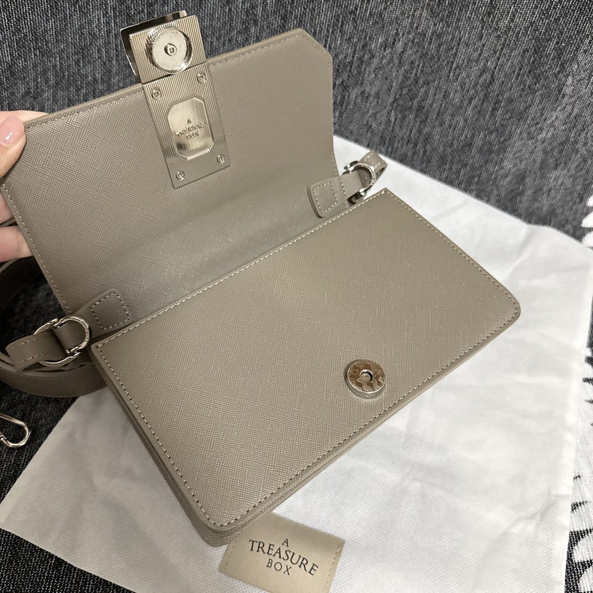 littlecloudnin1's tweet photo. ✨👜 a treasure box : layer S สี taupe 👜✨
📦มีอุปกรณ์ถุงผ้า การ์ด
🏷ส่งต่อ : 1890 รวมส่ง
🧤used like very new ใช้งาน 1 ครั้ง สวยใหม่แทบไม่มีตำหนิ 

#atreasurebox #atreasureboxbag #ส่งต่อatreasurebox #atreasureboxส่งต่อ #ส่งต่อกระเป๋ามือ2 #ส่งต่อatb https://t.co/BsU2T1aIJ6