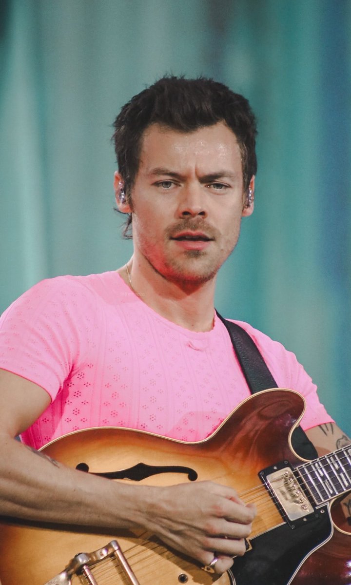 hrrylunaa's tweet photo. LOOK AT HIS GORGEOUS FACE https://t.co/WChZwZa8KU