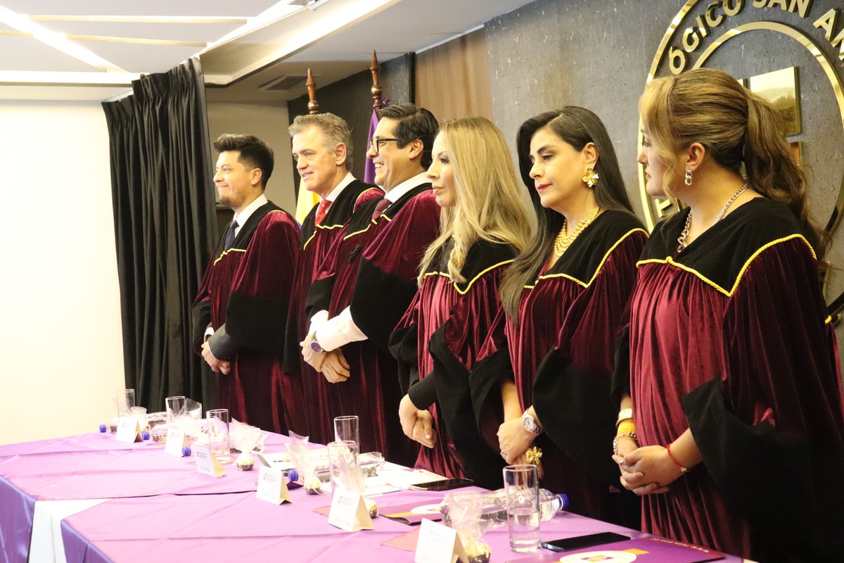ces_ec's tweet photo. 🎓 | El Dr. Pablo Beltrán Ayala, PhD., consejero académico del CES, participó en la ceremonia de graduación del @InstitutoTESA , acompañando a los nuevos profesionales de Dermatocosmiatría, Podología, Aparatología Dental y Diseño de Modas. 🇪🇨 https://t.co/u9WzV9KDuo