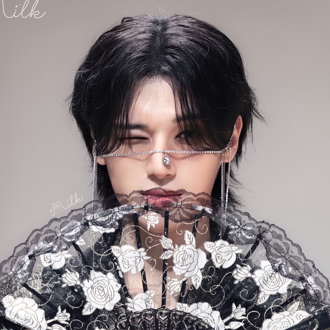 b1tesize's tweet photo. he is GLOWING https://t.co/bRLmkBTF4X