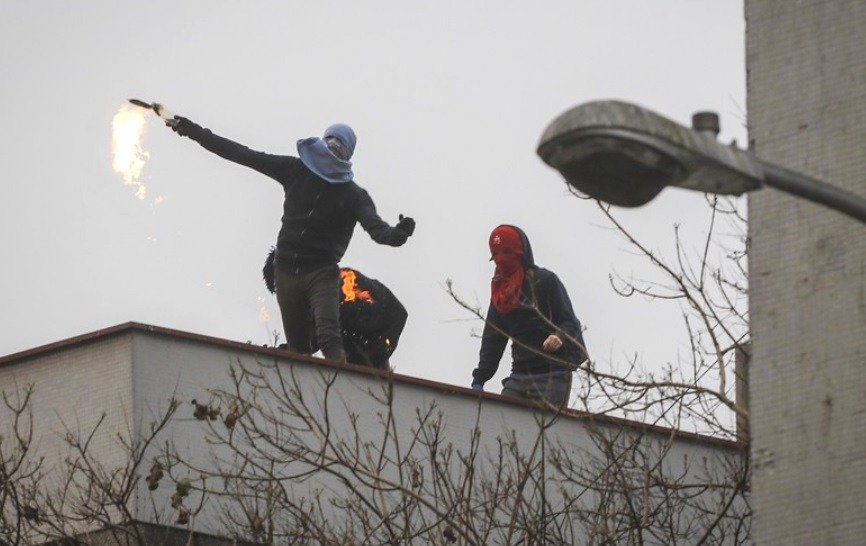 GAMBA_CL's tweet photo. Los protegidos de la izquierda: Terroristas del Instituto Nacional atacaron con bombas molotov a Carabineros https://t.co/80PXo0X0RS https://t.co/sekmi6crjt