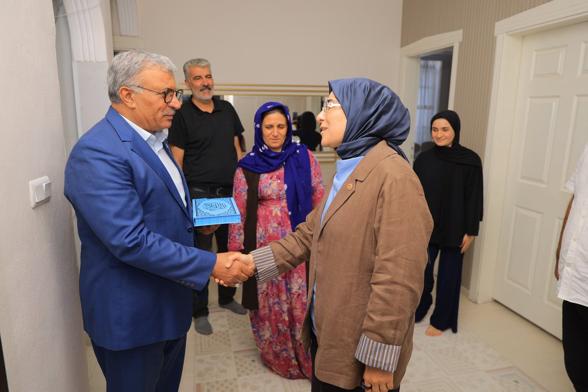 CYAZMAC's tweet photo. 🇹🇷 Bu topraklarda huzur ve güven içinde yaşıyorsak, bunu şehitlerimizin kutlu emanetine, gazilerimizin fedakârlığına borçluyuz.

Vatanımızın birliği, milletimizin istiklali ve bayrağımızın ilelebet göklerde dalgalanması uğruna büyük fedakârlık gösteren kıymetli gazimiz Sait Kızılboğa ve değerli ailesini Viranşehir’de ziyaret ettik.

Gazilerimiz, milletimizin yaşayan kahramanları, istiklal ve istikbal mücadelemizin en kıymetli şahitleridir. Onların duasını almak, hâl ve hatırlarını sormak, her daim yanlarında olmak bizler için büyük bir onur ve vefa borcudur.

Rabbim gazimize sağlıklı, huzurlu ve hayırlı bir ömür ihsan eylesin. 

Aziz şehitlerimizi rahmet, minnet ve dualarla yâd ediyor, kahraman gazilerimize şükranlarımı sunuyorum.

Ziyaretimize eşlik eden Viranşehir İlçe Başkanımız Lütfi Bağcı, Önceki Dönem İlçe Başkanımız Ali Tekin, Gençlik Kolları Başkanımız Sinan Özdemir ve Şehit ve Gaziler Derneği Başkanımız Fethi Ekinci’ye teşekkür ederim.

@RTErdogan @Akparti @abuyukgumus @lutfibagci @SongulBurun @sinanozdm1r63 @alitekin_63