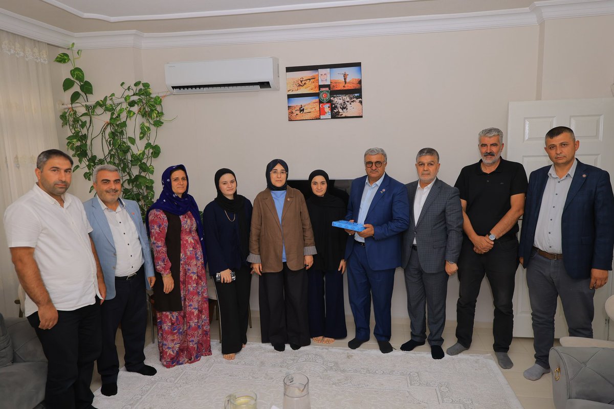 CYAZMAC's tweet photo. 🇹🇷 Bu topraklarda huzur ve güven içinde yaşıyorsak, bunu şehitlerimizin kutlu emanetine, gazilerimizin fedakârlığına borçluyuz.

Vatanımızın birliği, milletimizin istiklali ve bayrağımızın ilelebet göklerde dalgalanması uğruna büyük fedakârlık gösteren kıymetli gazimiz Sait Kızılboğa ve değerli ailesini Viranşehir’de ziyaret ettik.

Gazilerimiz, milletimizin yaşayan kahramanları, istiklal ve istikbal mücadelemizin en kıymetli şahitleridir. Onların duasını almak, hâl ve hatırlarını sormak, her daim yanlarında olmak bizler için büyük bir onur ve vefa borcudur.

Rabbim gazimize sağlıklı, huzurlu ve hayırlı bir ömür ihsan eylesin. 

Aziz şehitlerimizi rahmet, minnet ve dualarla yâd ediyor, kahraman gazilerimize şükranlarımı sunuyorum.

Ziyaretimize eşlik eden Viranşehir İlçe Başkanımız Lütfi Bağcı, Önceki Dönem İlçe Başkanımız Ali Tekin, Gençlik Kolları Başkanımız Sinan Özdemir ve Şehit ve Gaziler Derneği Başkanımız Fethi Ekinci’ye teşekkür ederim.

@RTErdogan @Akparti @abuyukgumus @lutfibagci @SongulBurun @sinanozdm1r63 @alitekin_63
