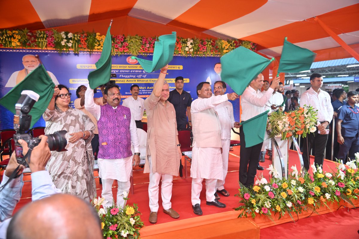 DRMKhurdaRoad's tweet photo. Beyond Tracks, Towards Progress. 🚆✨

Hon'ble Union Railway Minister Shri Ashwini Vaishnaw and Hon'ble Chief Minister of Odisha Shri Mohan Charan Majhi flagged off the inaugural Brahmapur–Surat (Udhna) Amrit Bharat Express from Brahmapur Railway Station.

The new daily service strengthens connectivity between Odisha and Gujarat, opening new avenues for travel, trade, tourism, education, and employment.
@RailMinIndia
@EastCoastRail 
@DRMSambalpur