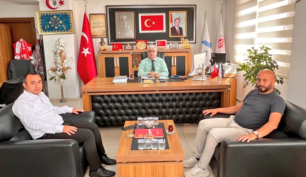 iskurosmaniye's tweet photo. 🤝Akdeniz Gazeteciler Federasyonu Yönetim Kurulu Üyesi,Cebelibereket Gazeteciler Cemiyeti Genel Sekreteri,Anadolu Ajansı Muhabiri ve Sabır Gazetesi İmtiyaz Sahibi Ersin Şimşek, İl Müdürümüz Hacı Akkoyunlu'ya ziyarette bulundu.
📌Ziyaretin amacı;Türkiye İŞKUR ile Basın İlan Kurumu arasında imzalanan iş birliği protokolü kapsamında medya ve iletişim sektörüne yönelik eğitim, istihdam ve aktif iş gücü programlarıydı❗
📌Önümüzdeki günlerde gerçekleştirilecek protokol📌"İşbaşı Eğitim Programları","Mesleki Eğitim Kursları"ve "Çalışanların Mesleki Eğitimi" olmak üzere üç ana desteği içeriyor.Gerçekleştirilecek olan işbirlikleri ile Medya sektöründe çalışmak isteyen ancak mesleki yeterliliği eksik olan bireylerin sektörel donanım kazanması sağlanacak.
@isikhanvedat 
@TurkiyeIsKurumu 
@Akkoyunlu5
