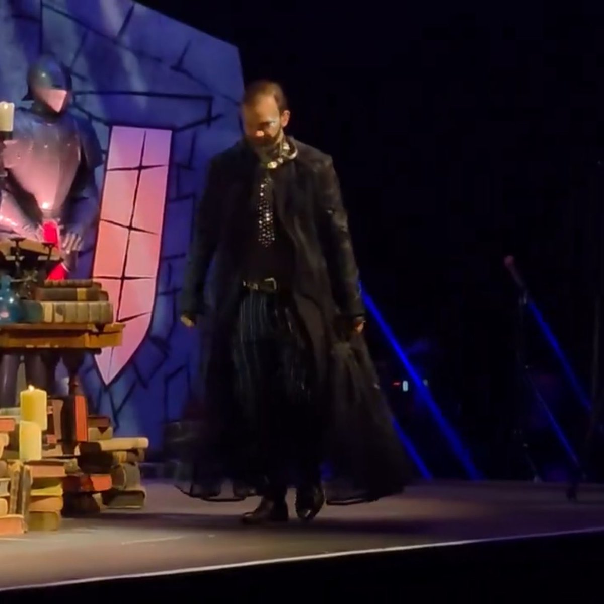 beaukeyleths's tweet photo. #criticalrolespoilers for berlin liveshow

-

liam as caleb strolling onto stage like darth vader 😭😭 he’s a man on a MISSION bro the mighty nein is about to get their asses handed to them 🕊️💔 RIP https://t.co/Q1jOxPNOV2