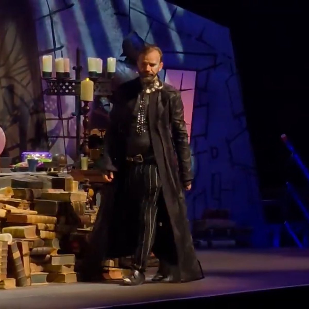 beaukeyleths's tweet photo. #criticalrolespoilers for berlin liveshow

-

liam as caleb strolling onto stage like darth vader 😭😭 he’s a man on a MISSION bro the mighty nein is about to get their asses handed to them 🕊️💔 RIP https://t.co/Q1jOxPNOV2