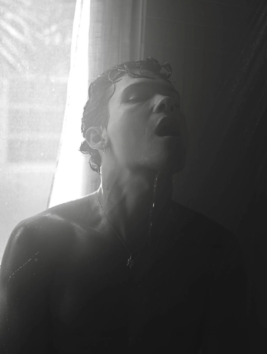 Caddue's tweet photo. i really really love the shower chronicles https://t.co/ZK5qTpLXkR