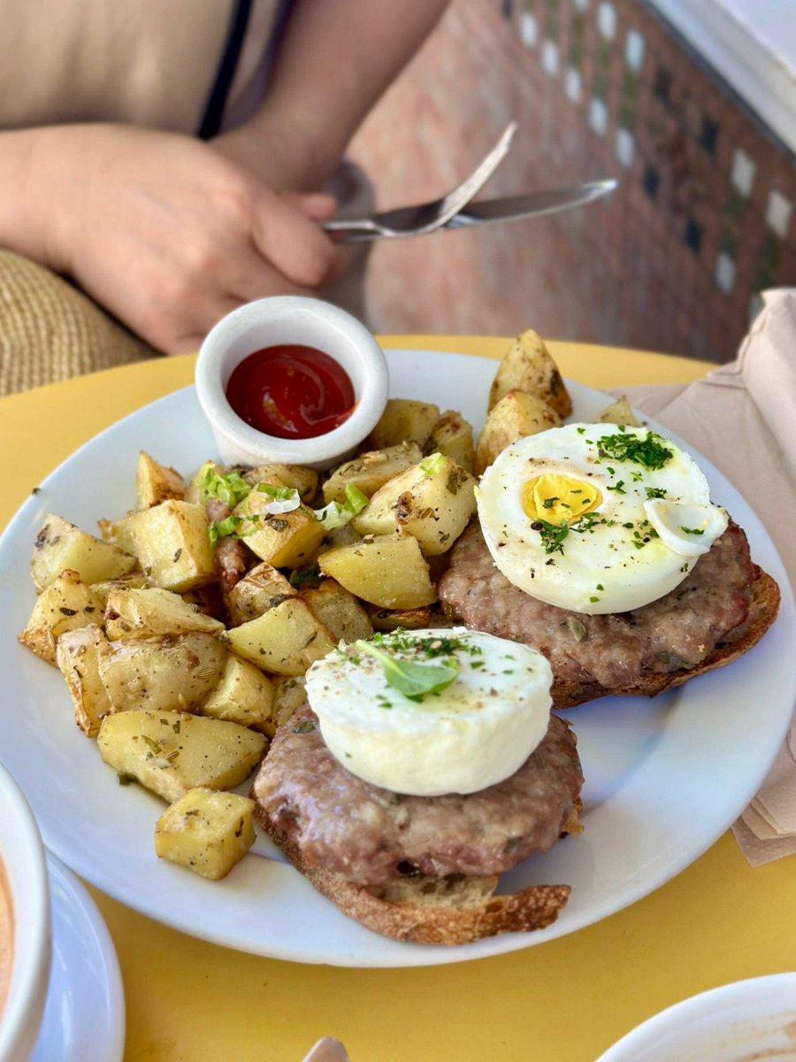 Audri7618's tweet photo. Today's ultimate temptation of carbs and protein 🍳🥔🥩

The crispy, browned burger patty locks in all the juices. Cut open the fried egg on top and let the yolk slowly flow over the patty, instantly elevating the texture and flavor. https://t.co/FHpkzRs68A