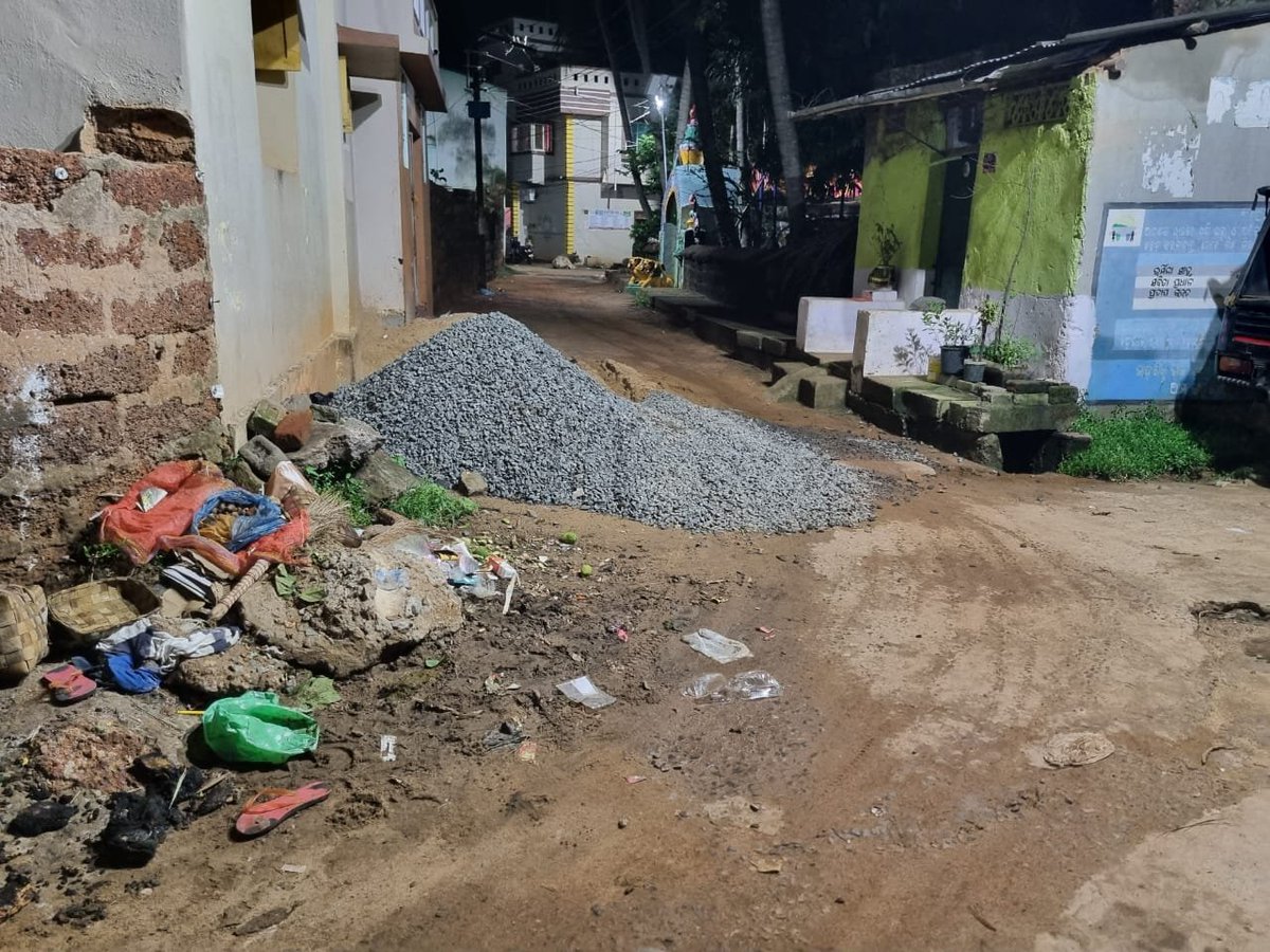 DasSubhraranjan's tweet photo. ଖୋର୍ଦ୍ଧା ଗୋପୀନାଥଙ୍କ ମନ୍ଦିର ସମ୍ମୁଖ ରେ ବାଲି ଗୋଡି ପଡି ରାସ୍ତା ଅବରୋଧ ଯାତାୟାତ ଅସୁବିଧା ଓ ଗାଡିରୁ ପଡି ଆହତ https://t.co/fW1432BBZn