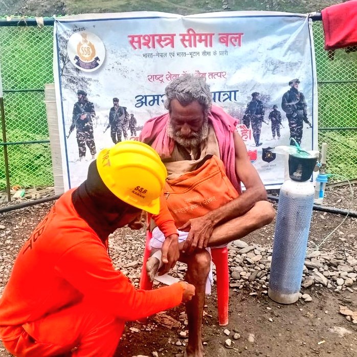 14bnssb's tweet photo. #SSB MRTs continued their humanitarian mission during #SANJY2026, providing oxygen therapy, pre-hospital treatment (PHT), first aid, stabilization, &amp; evacuation to distressed pilgrims. Today: 695 pilgrims assisted. Every Rescue Reflects Our Resolve. Every Life Inspires Our Duty. https://t.co/Muhc2kzGJY