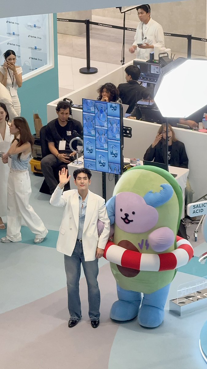 Naa_Ratta's tweet photo. คอยมองมาข้างบน มองมาชั้นสองตลอด 
ขอบคุณน้องซีน้าาาา 🥹

LAROCHE POSAY X SEACEAN

#EffaclarxSeaAvocean
#sea_tawinan https://t.co/9Fy6b35Jsn