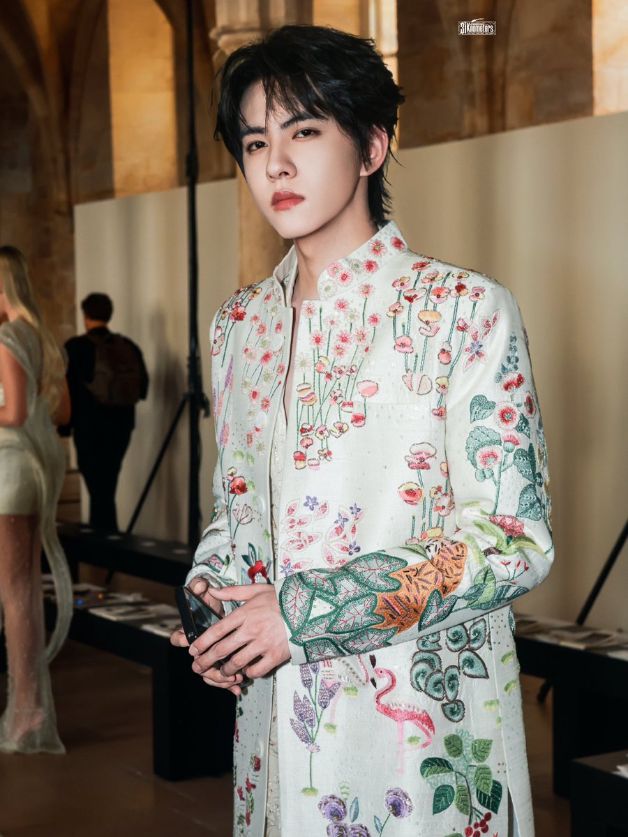 nogthi's tweet photo. 风景因光而美，而高定因刘轩丞而完整。镜头里的每一个瞬间，都值得反复回味。
#LiuXuanChengHCW27 #LiuXuanChengPFW #LiuXuanChengxRahulMishra https://t.co/opOnDMXwaB