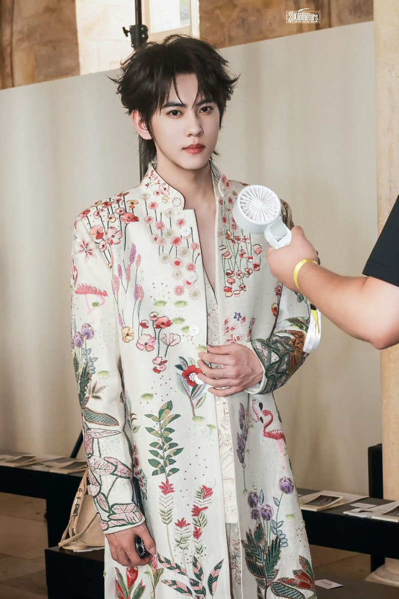 nogthi's tweet photo. 风景因光而美，而高定因刘轩丞而完整。镜头里的每一个瞬间，都值得反复回味。
#LiuXuanChengHCW27 #LiuXuanChengPFW #LiuXuanChengxRahulMishra https://t.co/opOnDMXwaB