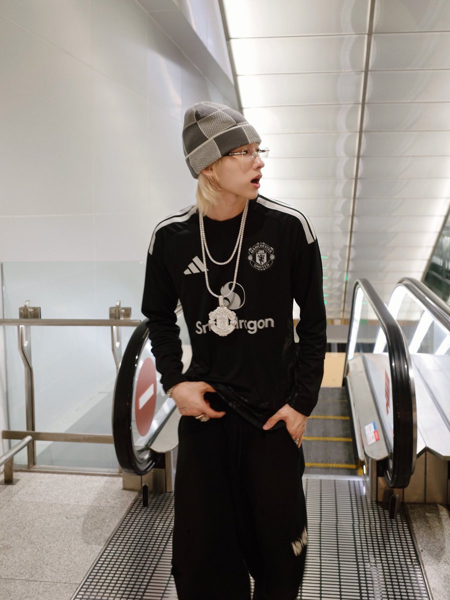 OppaNoeul's tweet photo. Noeul is wearing the price of an entire apartment around his neck and another one on his wrists, yet some people think they can hurt him by pulling a "ghost ship" move
#NoeulNuttarat #Magentaboy #S2theSunset #Horizone https://t.co/bG1o2BkBOQ