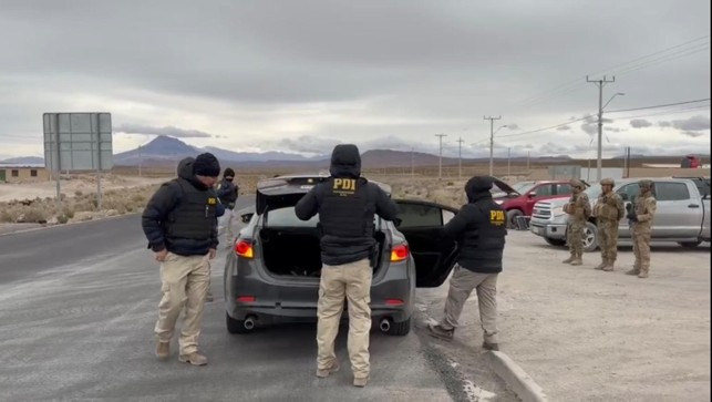 AmeripolOrg's tweet photo. La cooperación policial internacional es clave para enfrentar las redes criminales transnacionales.

Durante la #OperaciónGlobalChain, AMERIPOL, a través de su Centro Especializado contra la Trata de Personas y el Tráfico de Migrantes (CTT), coordinó el Centro Regional de Comando y Control para las Américas desde Río de Janeiro 🇧🇷, articulando el trabajo de 17 países en la lucha contra la trata de personas y delitos conexos.

Resultados en las Américas:

🔹256 personas detenidas.
🔹647 víctimas y posibles víctimas identificadas.
🔹47 objetivos de alto valor identificados o detenidos.
🔹Más de 3.400 funcionarios desplegados en acciones coordinadas.

La Operación Global Chain fue coordinada por @Europol, en cooperación con @INTERPOL_HQ y @Frontex, con el apoyo del Programa @ELPACCTO.

🔗 Conozca más sobre la participación de AMERIPOL: https://t.co/kBbPjxUSXS

#AMERIPOL #CooperaciónPolicial #TrataDePersonas #CrimenOrganizado #SeguridadRegional