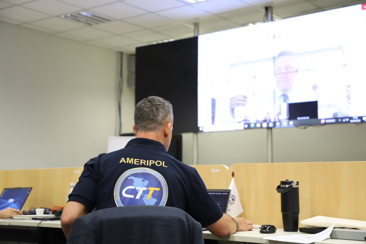 AmeripolOrg's tweet photo. La cooperación policial internacional es clave para enfrentar las redes criminales transnacionales.

Durante la #OperaciónGlobalChain, AMERIPOL, a través de su Centro Especializado contra la Trata de Personas y el Tráfico de Migrantes (CTT), coordinó el Centro Regional de Comando y Control para las Américas desde Río de Janeiro 🇧🇷, articulando el trabajo de 17 países en la lucha contra la trata de personas y delitos conexos.

Resultados en las Américas:

🔹256 personas detenidas.
🔹647 víctimas y posibles víctimas identificadas.
🔹47 objetivos de alto valor identificados o detenidos.
🔹Más de 3.400 funcionarios desplegados en acciones coordinadas.

La Operación Global Chain fue coordinada por @Europol, en cooperación con @INTERPOL_HQ y @Frontex, con el apoyo del Programa @ELPACCTO.

🔗 Conozca más sobre la participación de AMERIPOL: https://t.co/kBbPjxUSXS

#AMERIPOL #CooperaciónPolicial #TrataDePersonas #CrimenOrganizado #SeguridadRegional