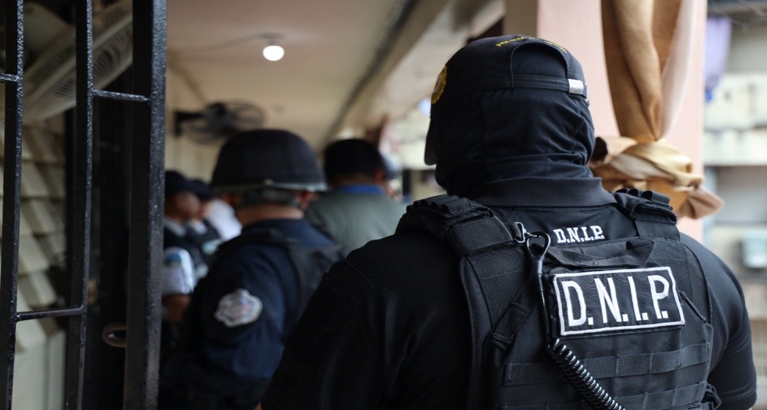 AmeripolOrg's tweet photo. La cooperación policial internacional es clave para enfrentar las redes criminales transnacionales.

Durante la #OperaciónGlobalChain, AMERIPOL, a través de su Centro Especializado contra la Trata de Personas y el Tráfico de Migrantes (CTT), coordinó el Centro Regional de Comando y Control para las Américas desde Río de Janeiro 🇧🇷, articulando el trabajo de 17 países en la lucha contra la trata de personas y delitos conexos.

Resultados en las Américas:

🔹256 personas detenidas.
🔹647 víctimas y posibles víctimas identificadas.
🔹47 objetivos de alto valor identificados o detenidos.
🔹Más de 3.400 funcionarios desplegados en acciones coordinadas.

La Operación Global Chain fue coordinada por @Europol, en cooperación con @INTERPOL_HQ y @Frontex, con el apoyo del Programa @ELPACCTO.

🔗 Conozca más sobre la participación de AMERIPOL: https://t.co/kBbPjxUSXS

#AMERIPOL #CooperaciónPolicial #TrataDePersonas #CrimenOrganizado #SeguridadRegional