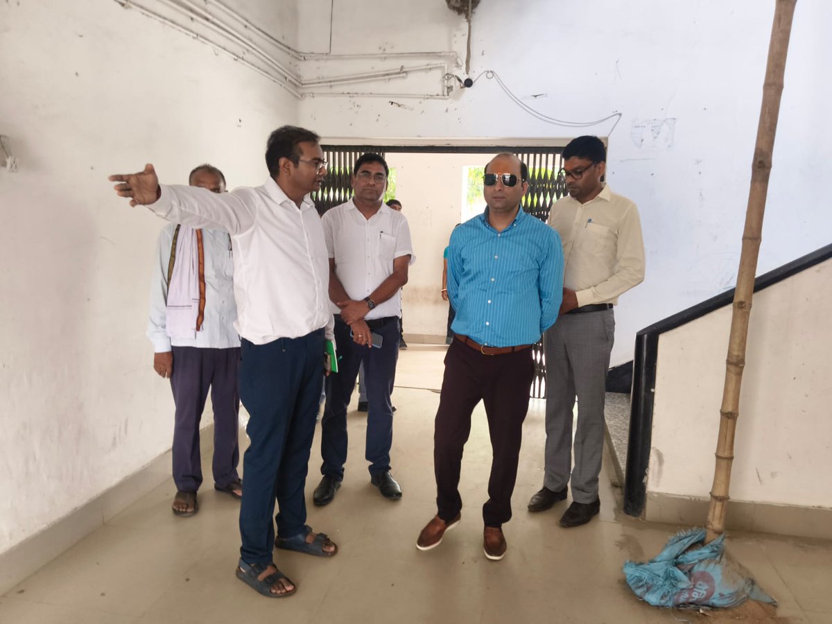 dm_patna's tweet photo. 1. भारत निर्वाचन आयोग द्वारा बाँकीपुर विधान सभा उप निर्वाचन, 2026 को सफलतापूर्वक सम्पन्न कराने हेतु सामान्य प्रेक्षक एवं व्यय प्रेक्षक की नियुक्ति की गई है। 

2. माननीय सामान्य प्रेक्षक श्री शिव सहाय अवस्थी, भा.प्र.से. द्वारा आज उप चुनाव हेतु डिस्पैच सेन्टर एवं स्ट्रॉन्ग रूम का निरीक्षण किया गया तथा पदाधिकारियों को आवश्यक निदेश दिया गया। 

3. विदित हो कि बाँकीपुर विधान सभा उप निर्वाचन के लिए बाँकीपुर गर्ल्स हाई स्कूल, पटना में डिस्पैच सेन्टर तथा ए.एन. कॉलेज, पटना में स्ट्रॉन्ग रूम बनाया जा रहा है। माननीय सामान्य प्रेक्षक द्वारा दोनों स्थलों का निरीक्षण किया गया। इस अवसर पर निर्वाची पदाधिकारी भूमि सुधार उप समाहर्ता, पटना सदर एवं अन्य अधिकारी भी उपस्थित थे।

4. माननीय सामान्य प्रेक्षक ने कहा कि जिला निर्वाचन पदाधिकारी-सह- जिलाधिकारी, पटना के नेतृत्व में जिला प्रशासन, पटना द्वारा उप चुनाव को सम्पन्न कराने हेतु आयोग द्वारा निर्धारित मानकों के अनुसार सभी व्यवस्था की जा रही है। उन्होंने मतदाताओं से अपील की कि दिनांक 30 जुलाई, 2026 को अपने मताधिकार का प्रयोग अवश्य करें।

5. जिलाधिकारी, पटना ने कहा कि जिला प्रशासन, पटना आयोग के दिशा-निर्देशों के अनुरूप स्वतंत्र, निष्पक्ष, भयमुक्त, पारदर्शी एवं सहभागितापूर्ण वातावरण में चुनाव सम्पन्न कराने के लिए प्रतिबद्ध है। उन्होंने निवासियों से निर्वाचन प्रक्रिया में सक्रियता से भाग लेने की अपील की।
#Bankipur
#Byepoll
@ECISVEEP 
@SpokespersonECI 
@CEOBihar