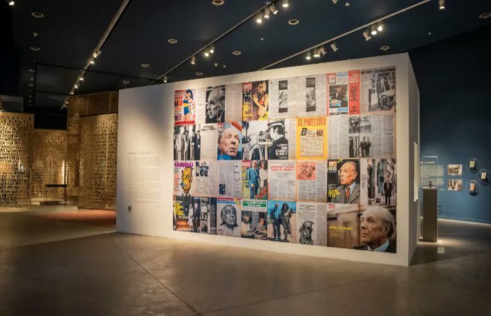 Palabras_R's tweet photo. A 40 años de su muerte, el Centro Cultural Recoleta presenta "Borges: ecos de un nombre": un laberinto hexagonal con manuscritos originales, la recreación exacta de su cuarto en Maipú y hasta un holograma con IA del escritor. Entrada libre hasta el 30/8 🧵 https://t.co/AZQQFxEXFK