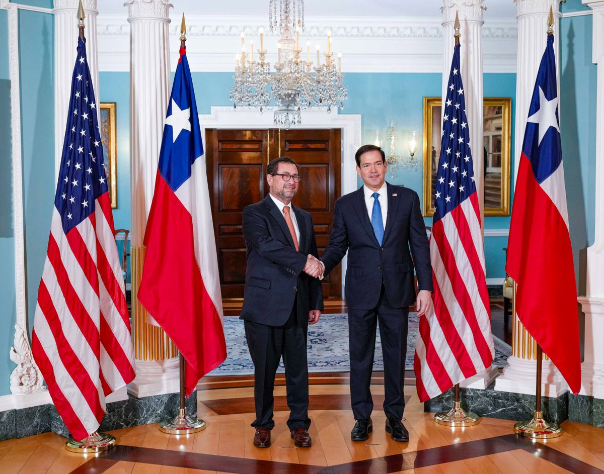 Minrel_Chile's tweet photo. 🇨🇱🤝🇺🇸 El canciller Pérez Mackenna se reunió con el secretario de Estado de EE. UU., Marco Rubio. El encuentro estuvo marcado por el fortalecimiento de las relaciones, la alianza estratégica, seguridad regional, minerales críticos y el programa #ChooseChile para atraer inversión. https://t.co/kBcktwEeXA