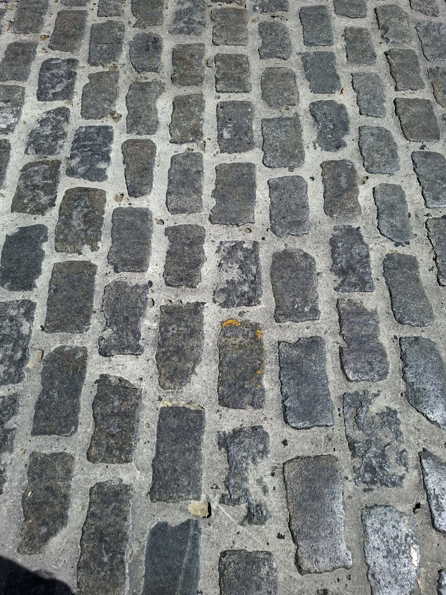 DavidLp32705032's tweet photo. Debería el Ayto., vistos los resultados y las terminaciones, ordenar a la contrata responsable volver a pavimentar esta chapuza q es + para camino d cabras q para personas y vehículos, ahora q todavía estará "en garantía" o tiramos el dinero d todos los sevillanos por el desagüe? https://t.co/fvSueyYLkO