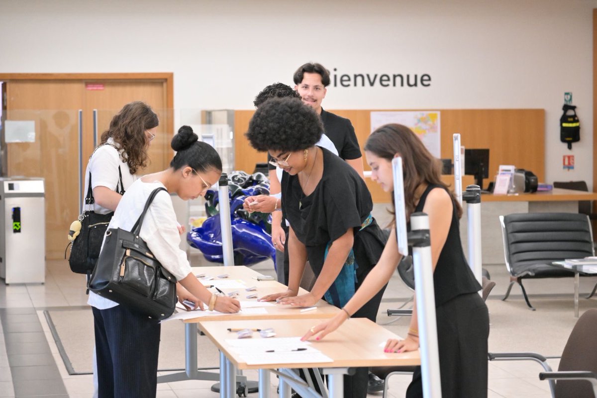 francediplo's tweet photo. Des diplomates en herbe ?
Du 6 au 10 juillet, 100 lycéens et étudiants venus de toute la France, participent à la 6e édition de l’Académie diplomatique d’été.
Une semaine pour découvrir la diplomatie … et peut-être faire naître des vocations. https://t.co/b3CtNgN7l0