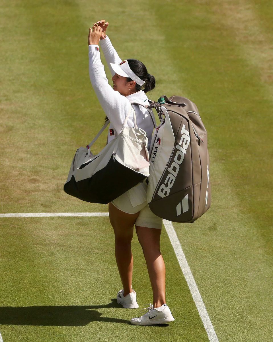 asian_tennis's tweet photo. Playing on Centre Court is a dream. Walking off it to a standing ovation, with an entire stadium rising to salute you, is a memory for life….🩷✌️

Alexandra Eala will not forget this Wimbledon week for a long, long time. Neither will we.

#Wimbledon https://t.co/4jKsAQ3Zj0