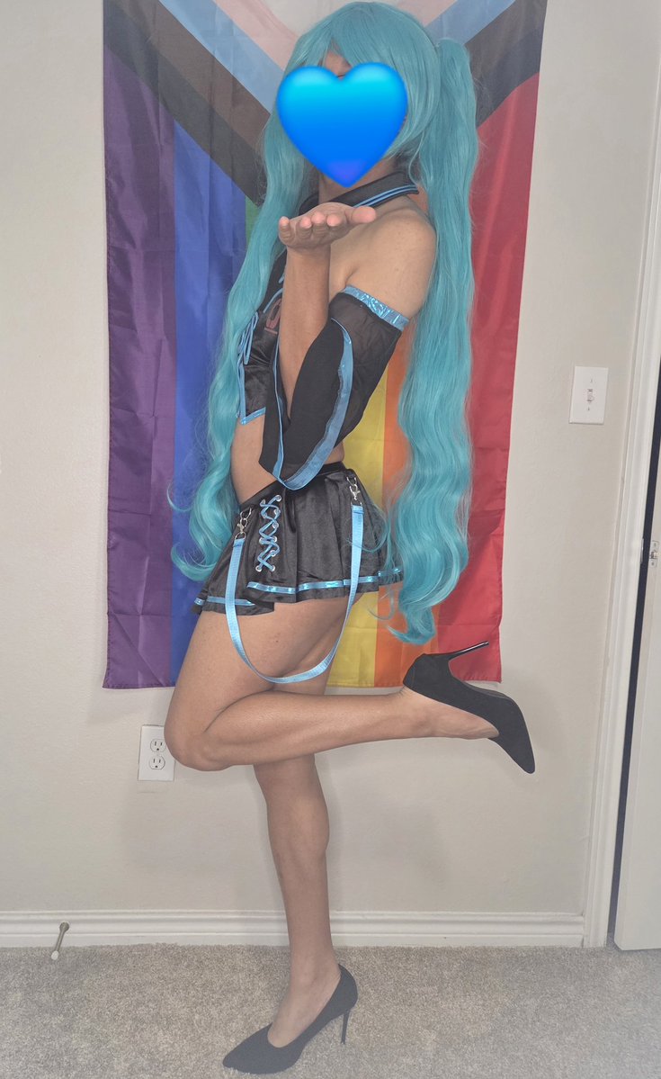 skye_498's tweet photo. Miku Swimsuit to help stay cool

#femboy https://t.co/o6mYJElfHi