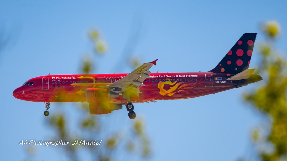 jmanatol's tweet photo. ¡Qué calor!
¿Tendrá algo que ver el #Diablo y su #Fuego #infernal ?

😂😂

#A320 de @FlyingBrussels en #finalapproche a #LEMD #MAD 

#OlaDeCalor https://t.co/Ajvr9HH0VT