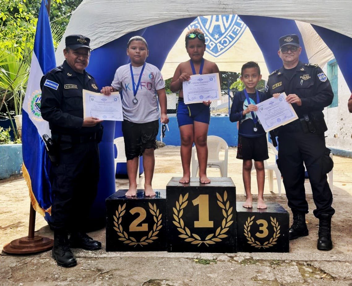 PNCSV's tweet photo. 🥇🏊🏻‍♂️ Con un ambiente de alegría y sana convivencia, la Liga Deportiva Policial de Santa Ana clausuró su curso de natación.

El evento reunió a decenas de niños y niñas de los centros escolares:

📍República de Venezuela

📍Profesor José Arnoldo Sermeño

La actividad no solo promovió el deporte acuático, sino también la integración y la sana recreación de los participantes.

#PlanControlTerritorial