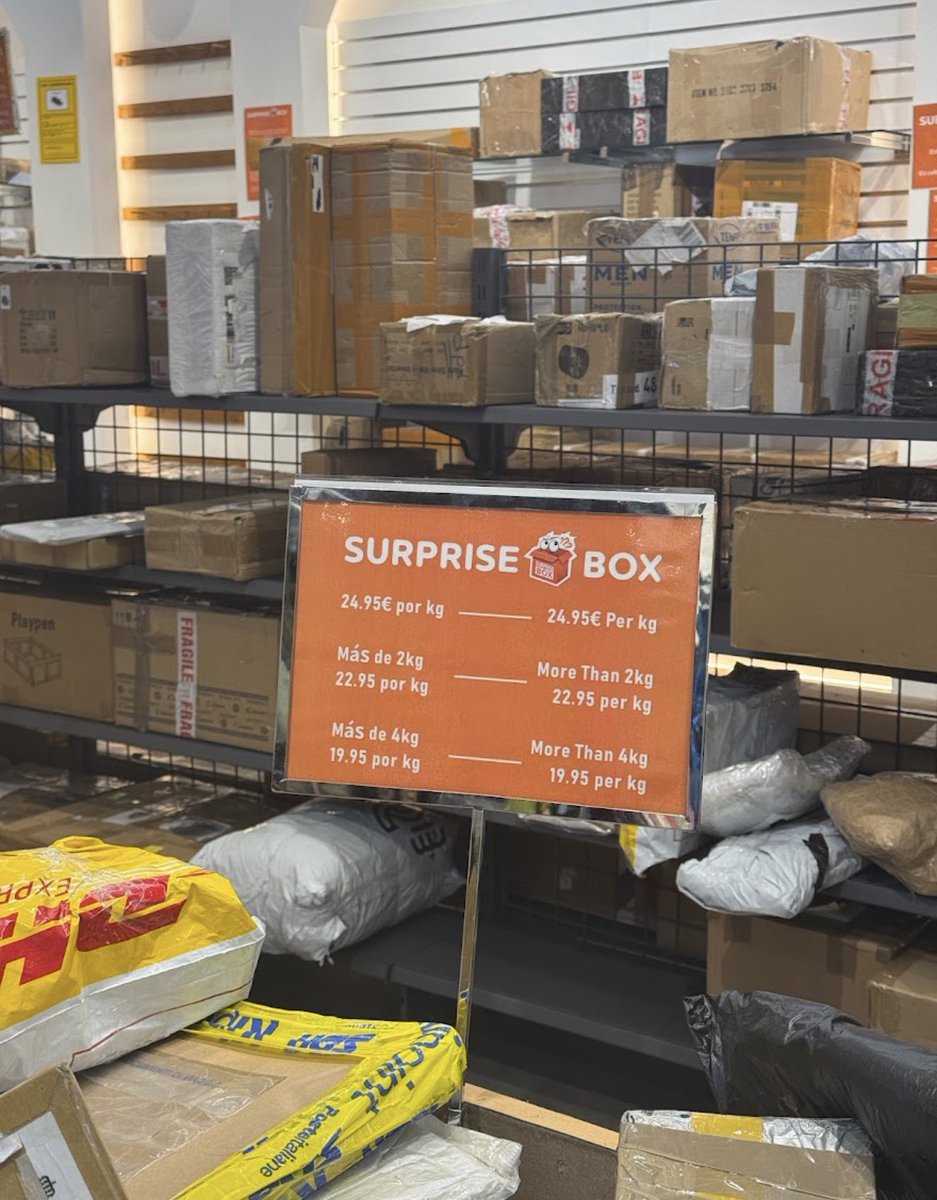 Helyyil's tweet photo. في برشلونة،

متجر جديد باسم Surprise Box بفكرة غريبة:

يشترون الطرود اللي ما وصلت لأصحابها أو ما استلمها أحد من شركات التجارة الإلكترونية، ثم يبيعونها وهي مقفلة.

المشتري ما يدري وش داخل الطرد، ويدفع حسب الوزن، وما يقدر يفتحه إلا بعد الشراء، ولا فيه استرجاع أو استبدال.

الفكرة حوّلت العبء اللوجستي إلى تجربة تسوّق قائمة على الفضول والمفاجأة