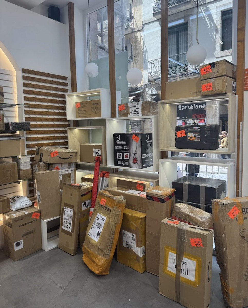 Helyyil's tweet photo. في برشلونة،

متجر جديد باسم Surprise Box بفكرة غريبة:

يشترون الطرود اللي ما وصلت لأصحابها أو ما استلمها أحد من شركات التجارة الإلكترونية، ثم يبيعونها وهي مقفلة.

المشتري ما يدري وش داخل الطرد، ويدفع حسب الوزن، وما يقدر يفتحه إلا بعد الشراء، ولا فيه استرجاع أو استبدال.

الفكرة حوّلت العبء اللوجستي إلى تجربة تسوّق قائمة على الفضول والمفاجأة