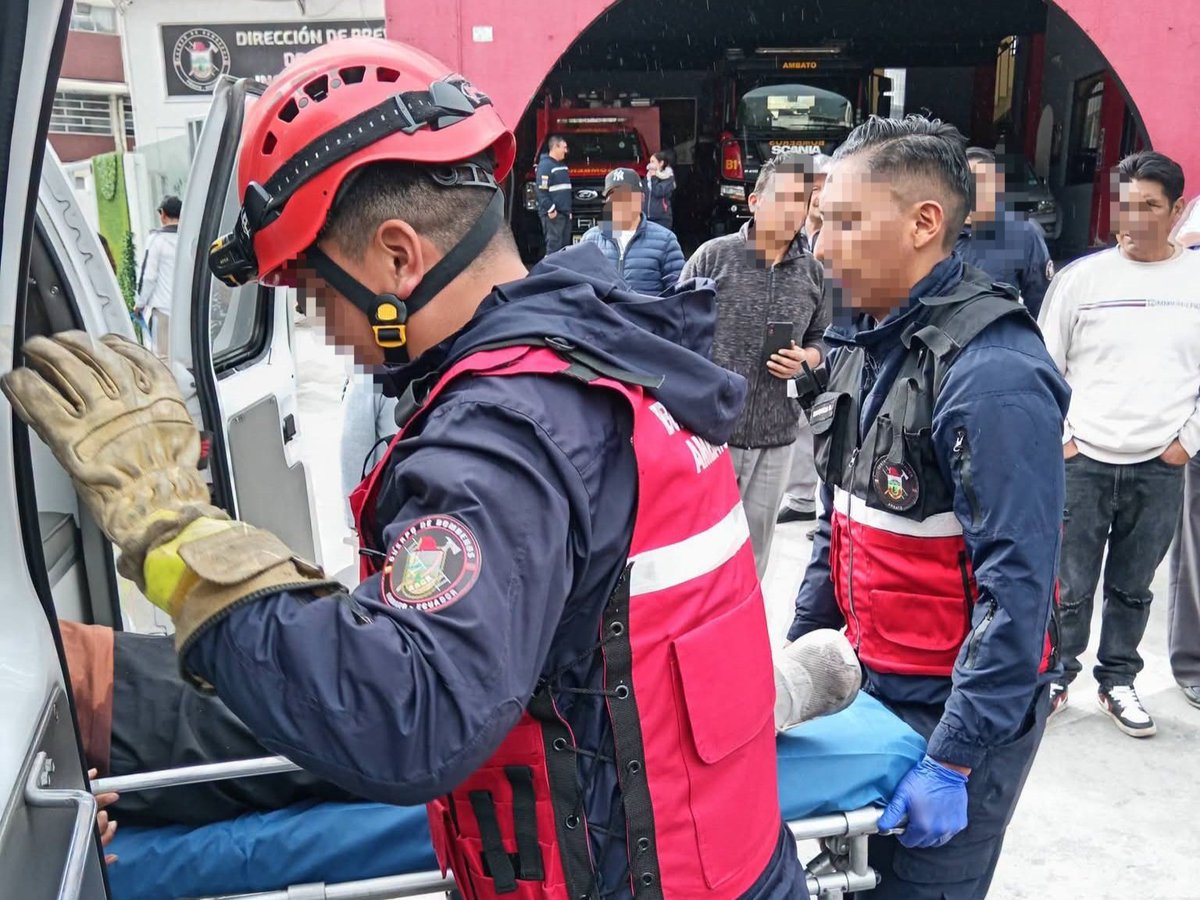 ECU911Ambato's tweet photo. 📍 #Ambato | Desde el @ECU911_ se coordinó la atención de un siniestro de tránsito con @TransitoAmbato y el Cuerpo de Bomberos, tras recibir una alerta a través de la #LíneaÚnicaParaEmergencias 9-1-1 este 6 de julio, a las 08:51, en la av. Unidad Nacional, sector La Matriz, cantón Ambato. 🚗🚧

⚠️ Como información proporcionada por las instituciones de primera respuesta, dos personas resultaron heridas y fueron trasladadas a una casa de salud para recibir atención médica.

🚦 Mientras se desarrollaban las labores de atención de la emergencia, las calles aledañas permanecieron parcialmente habilitadas. Al momento, el tránsito se encuentra completamente restablecido.