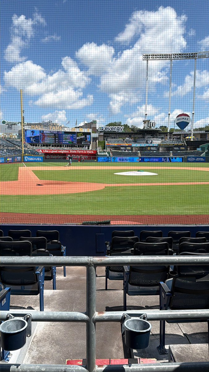 bubrub2006's tweet photo. Nice day for some ball #GoRoyals https://t.co/LMHHx6hkE1