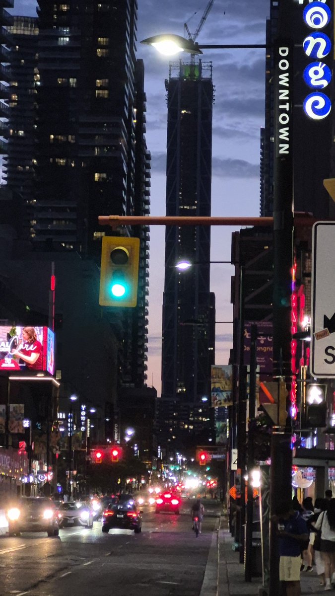 DowntownTOguy's tweet photo. Downtown Yonge #toronto #downtown #yonge #canada https://t.co/asCLgYeNWz