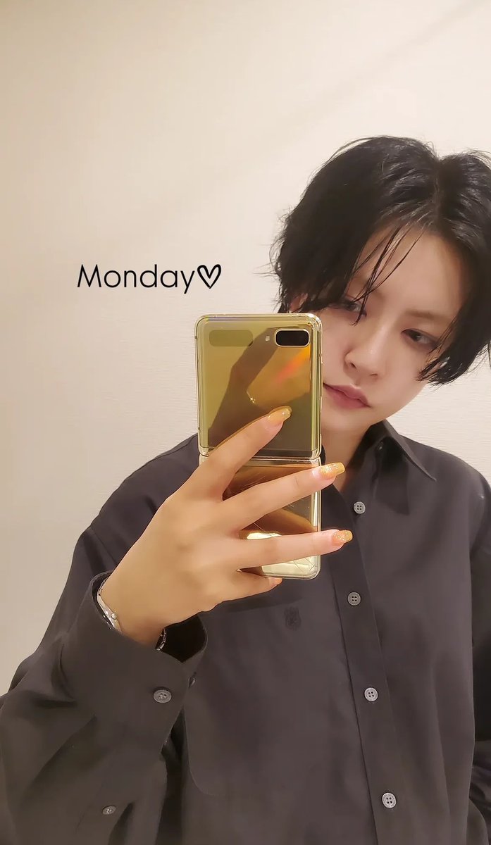 gwsnstagram's tweet photo. [#MIYA] 🎞️ miya_lvl38 story  

A person who knits and dances while on the clock 

#공원소녀 #GWSN #미야 #ミヤ #宮内晴香 https://t.co/GN5HzAcwDh
