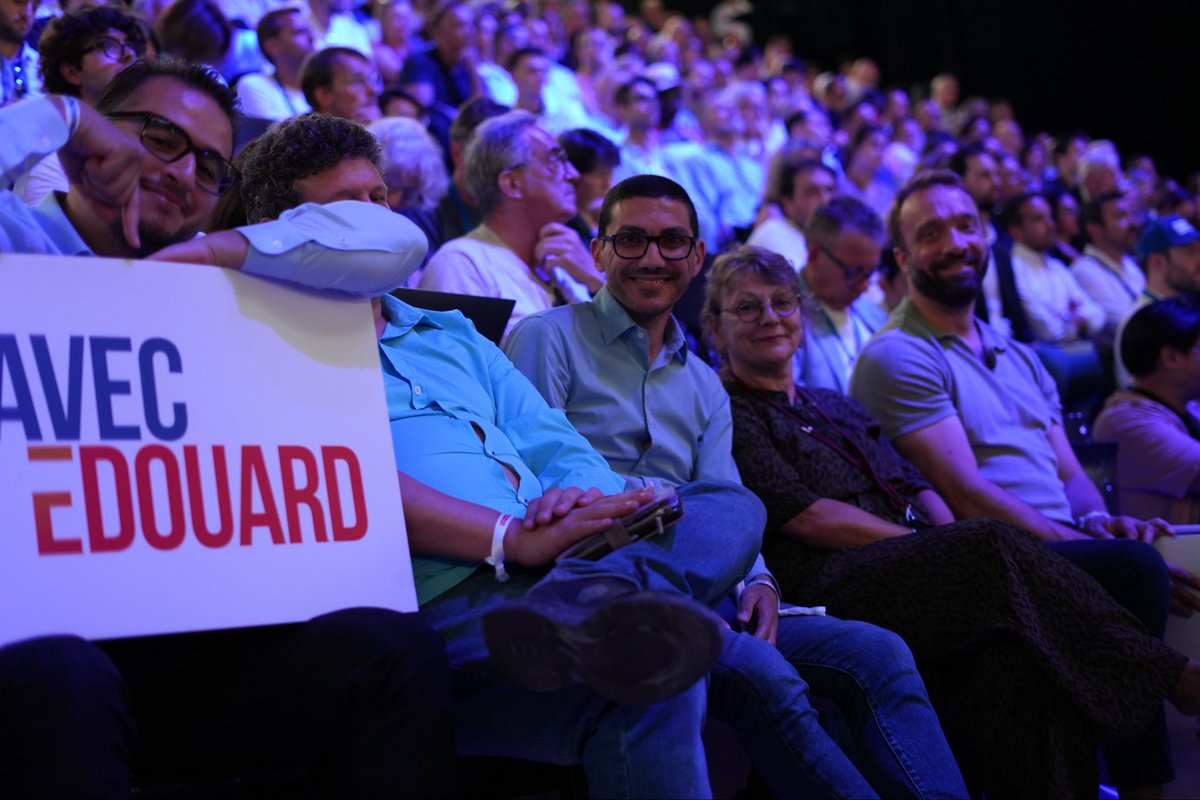 HorizonsParis5's tweet photo. Le 5e arrondissement était bien représenté au meeting d’@EPhilippe_LH 🇫🇷

Quelle ambiance, quel discours, quel début de campagne 🚀

À très vite sur le terrain 💪

#AvecEdouard https://t.co/5ToyVQnEqS