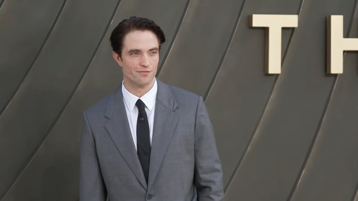 pattinsonphotos's tweet photo. Robert Pattinson posing for pictures at The Odyssey premiere in London! https://t.co/XtE1ZcaLid