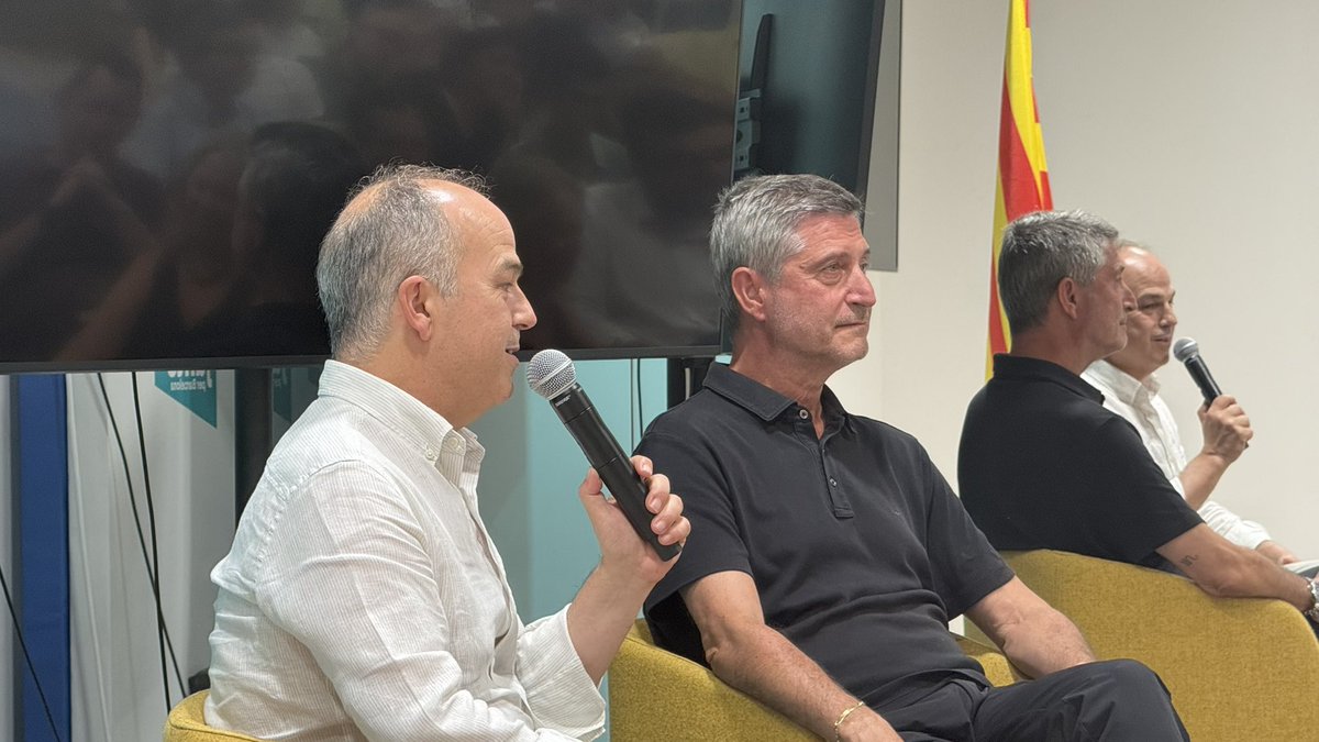 Junts_BCN's tweet photo. 🙌🏻 Jornada de treball de l’equip de Junts per #Barcelona, amb el president del grup municipal i candidat @jmartigalbis i el secretari general de @JuntsXCat @jorditurull, per traçar el rumb cap a les eleccions municipals del 2027.

❤️ Coneixem la ciutat, els barris, tenim experiència i un equip que treballarà per portar el canvi a #Barcelona i tornar a guanyar la capital.

Tenim projecte, proposta, posem #Barcelona al centre! ✅