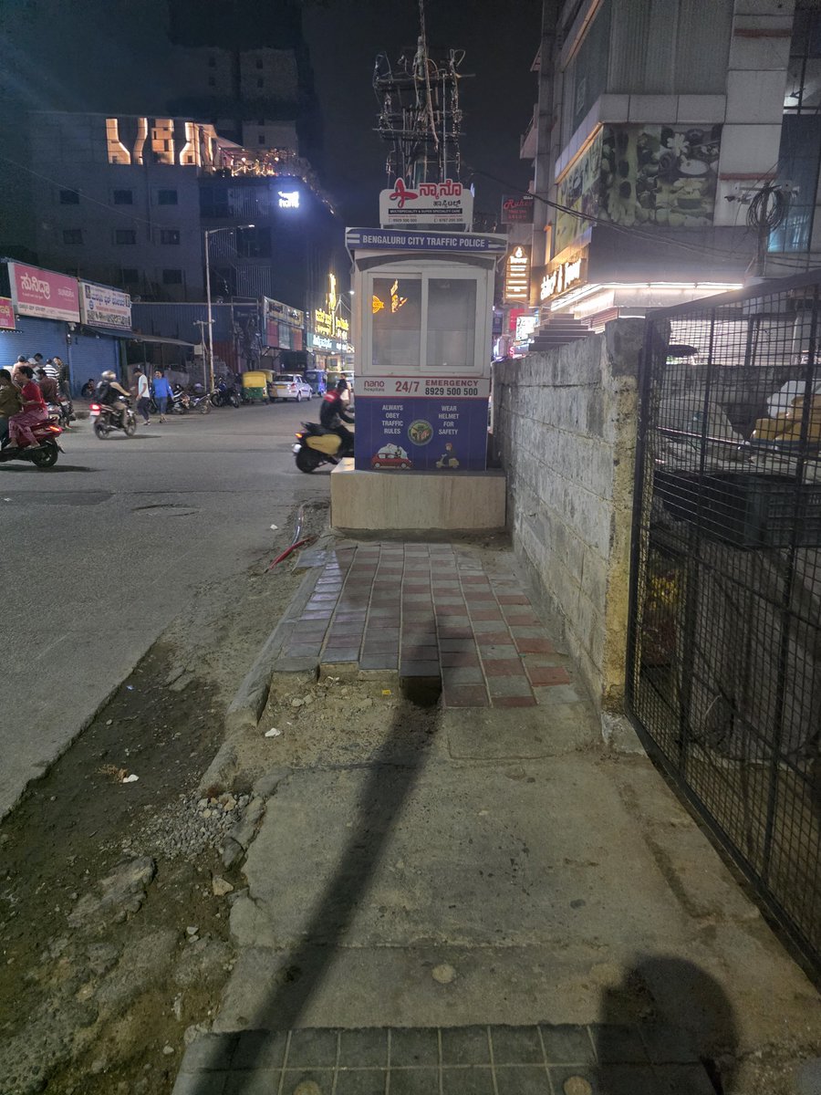 goodadvocate101's tweet photo. @GBA_office @krishnabgowda will these police booths also be removed from footpaths or its just the poor street vendors? This one is in 24th main jp nagar 5th phase. @DeccanHerald @thenewsminute #Bengaluru #foothpaths https://t.co/e2Z9d0kHKv
