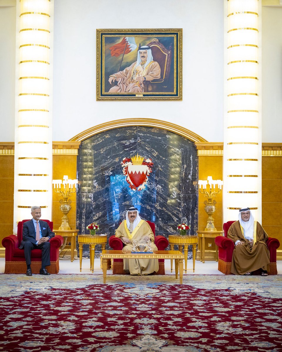 BahrainCPnews's tweet photo. His Majesty King #Hamad_bin_Isa Al Khalifa, along with His Royal Highness Prince #Salman_bin_Hamad Al Khalifa, the Crown Prince and Prime Minister, receives Dr Subrahmanyam Jaishankar @DrSJaishankar, Minister of External Affairs of the Republic of #India #Bahrain https://t.co/xnUNDE9TBn