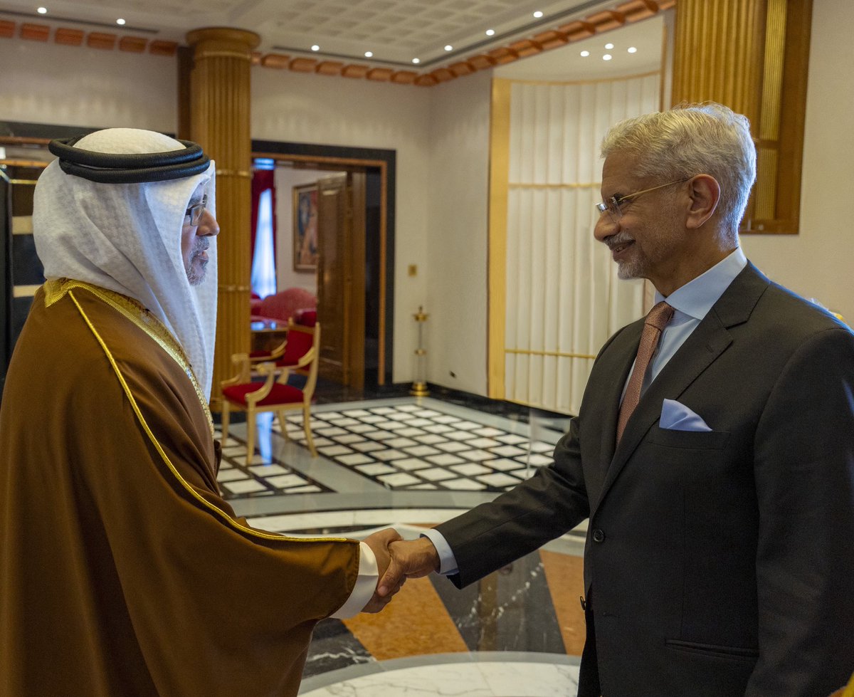 BahrainCPnews's tweet photo. His Majesty King #Hamad_bin_Isa Al Khalifa, along with His Royal Highness Prince #Salman_bin_Hamad Al Khalifa, the Crown Prince and Prime Minister, receives Dr Subrahmanyam Jaishankar @DrSJaishankar, Minister of External Affairs of the Republic of #India #Bahrain https://t.co/xnUNDE9TBn