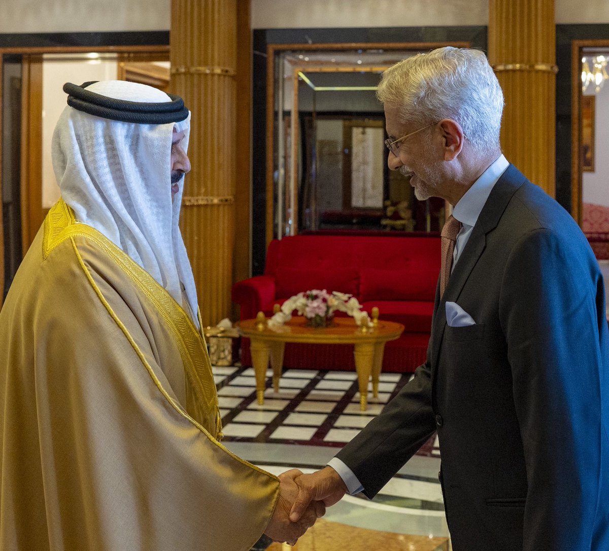 BahrainCPnews's tweet photo. His Majesty King #Hamad_bin_Isa Al Khalifa, along with His Royal Highness Prince #Salman_bin_Hamad Al Khalifa, the Crown Prince and Prime Minister, receives Dr Subrahmanyam Jaishankar @DrSJaishankar, Minister of External Affairs of the Republic of #India #Bahrain https://t.co/xnUNDE9TBn