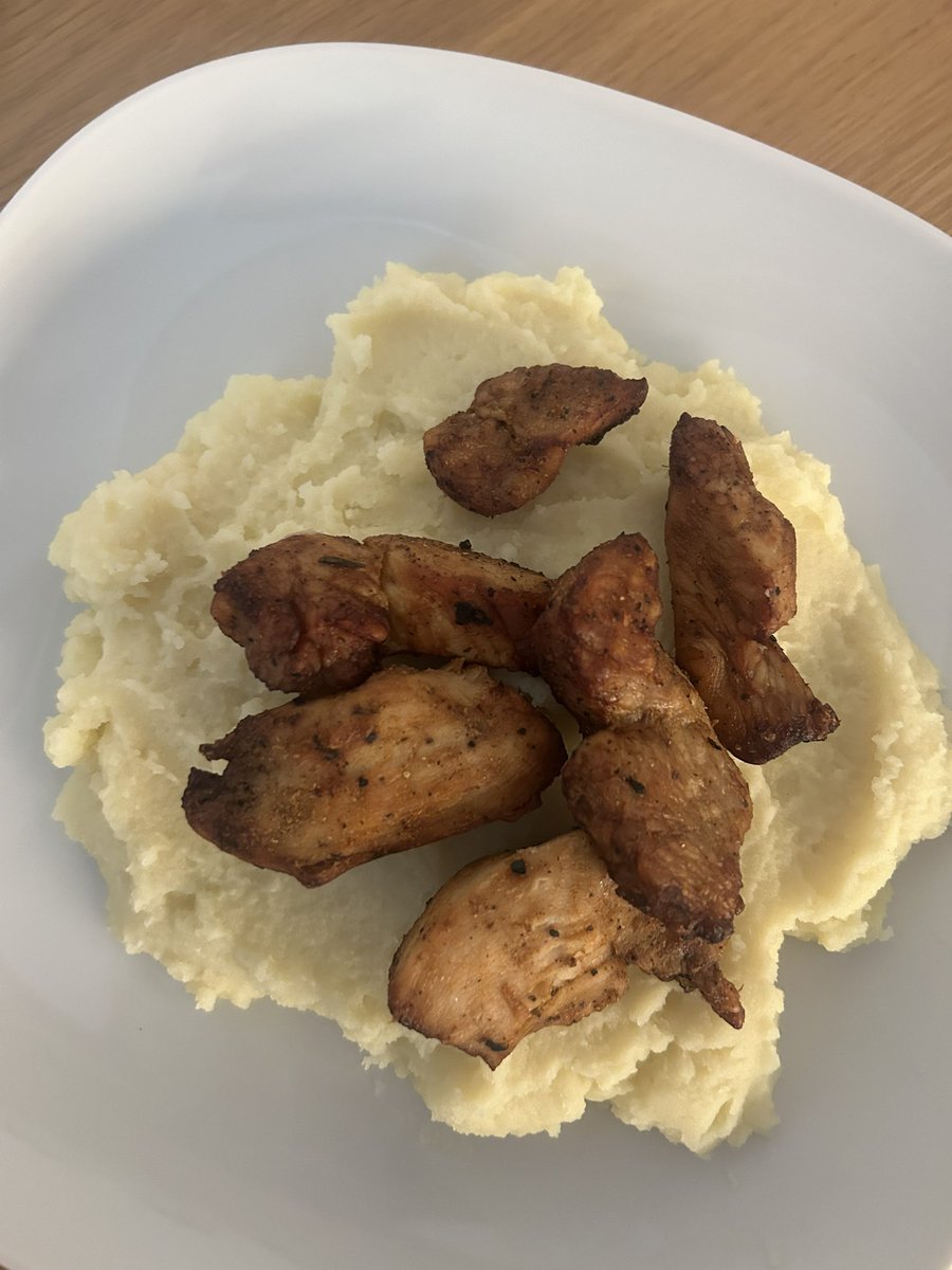 Dideemiyy's tweet photo. Oteldeki binbir çeşit kahvaltı, akşam yemeğinden sonra bol proteinli yağsız  sponcu menüm 🙄 https://t.co/jSaCzeJgkR
